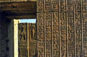 Иероглифические надписи из храма Хора и Хатхор