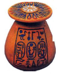 Фаянсовый парфюмерный сосуд с именами египетского фараона Аменхотепа III и его жены.XIV в. до н. э.