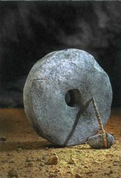 Каменный топор и необработанное колесо эпохи неолита. VIII—III тысячелетия до н. э.